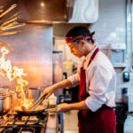 🔥 Aksi Koki Bandana Anti-Mainstream: Menggoreng Penuh Drama dan Potensi Kebakaran (Estetis)