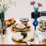 Seni Menjamu Tamu: Menciptakan Pengalaman Makan Siang Komunal yang Elegan dan Berkesan