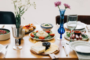 Mehr über den Artikel erfahren Seni Menjamu Tamu: Menciptakan Pengalaman Makan Siang Komunal yang Elegan dan Berkesan