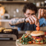 Seni Meracik Burger: Potret Chef Rumahan Menciptakan Kelezatan di Dapur Pribadi