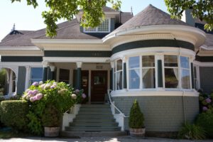 Mehr über den Artikel erfahren Hill Crest Inn: A Serene Escape Above the Clouds