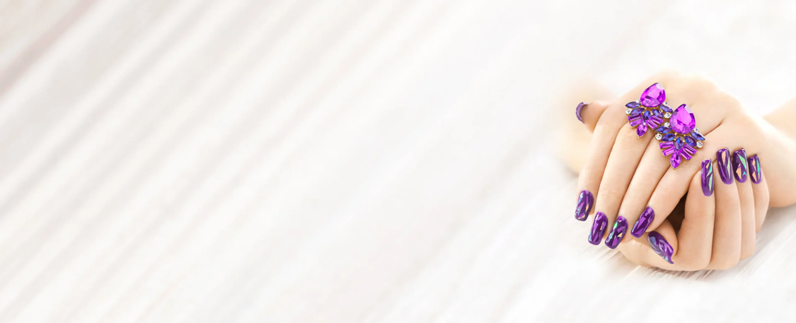 Du betrachtest gerade 💅 Magnetic Aura Nails 2.0: The Glow-From-Within Nail Trend of 2026